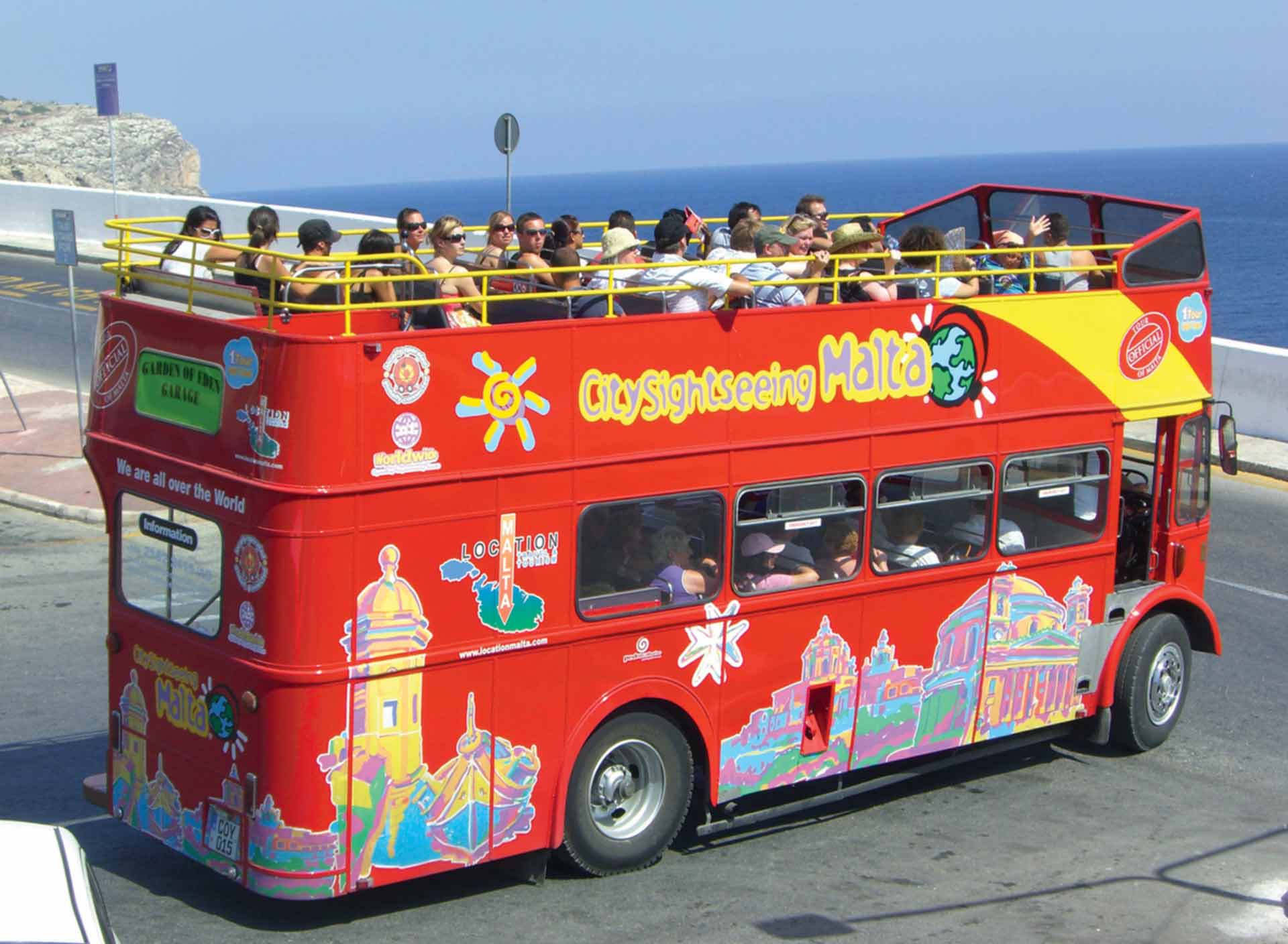 Экскурсионный автобус для детей. Необычные автобусы. Двухэтажный автобус с открытым верхом. Дети в экскурсионном автобусе.