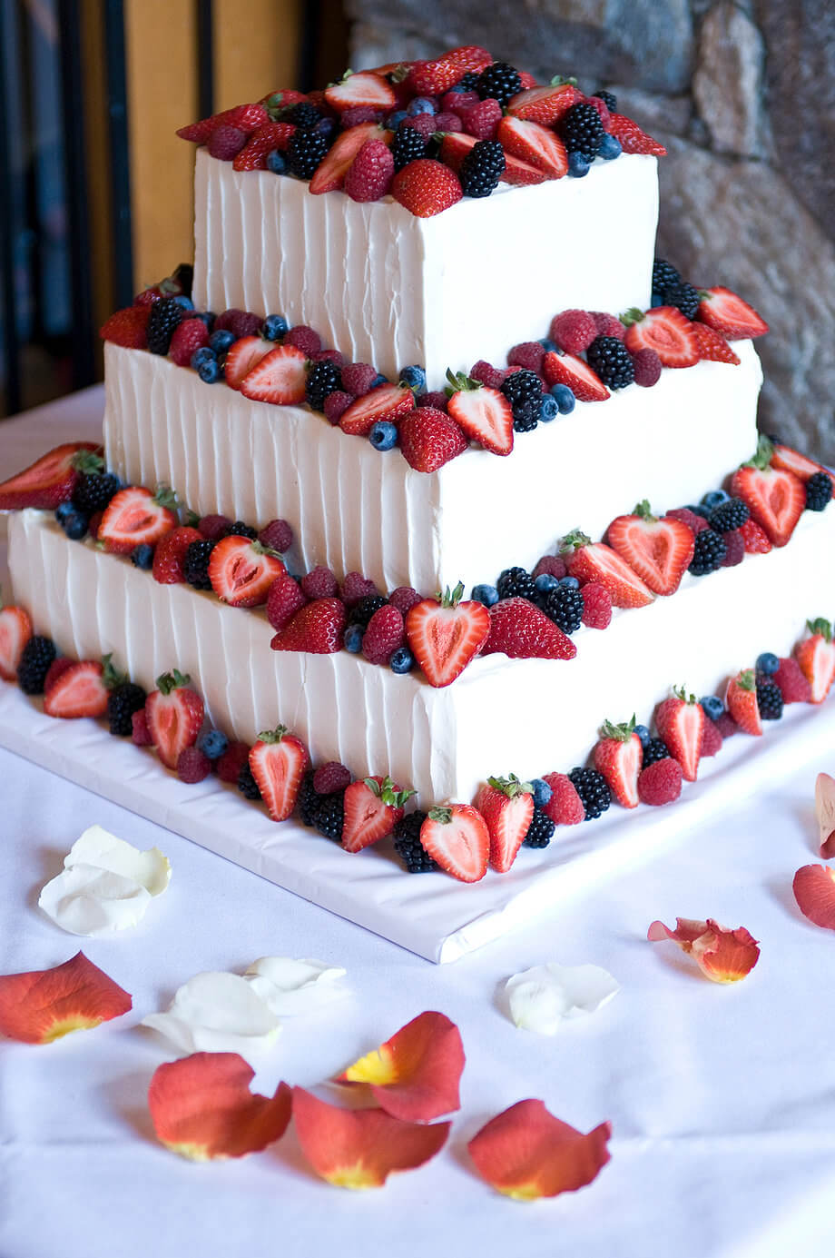 Свадебный торт йогуртовый с фруктами